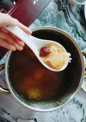 细品雪耳鸡旦糖水（营养美味的甜品，以鸡旦和雪耳为主要原料）-第1张图片-美味行家