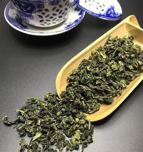 以铁观音茶为主题的制茶方法（掌握铁观音茶的冲泡与保存技巧，成为高水准的品茶师）-第1张图片-美味行家