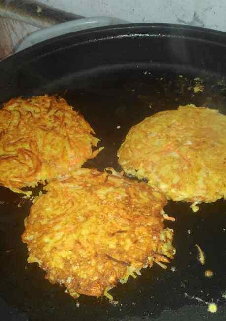 甜椒胡萝卜饼，健康美味双重享受（丰富口感的蔬菜饼，让你的味蕾大开）-第1张图片-美味行家