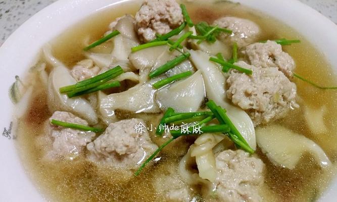 美味煲什锦——虾仁平菇豆腐煲（家庭聚餐好选择，简单易学的家常菜）-第1张图片-美味行家