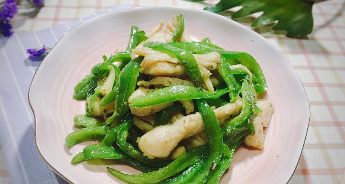 以线椒炒鸡胸肉-一道美味健康的家常菜（健康食材相遇口感与营养并存）-第3张图片-美味行家