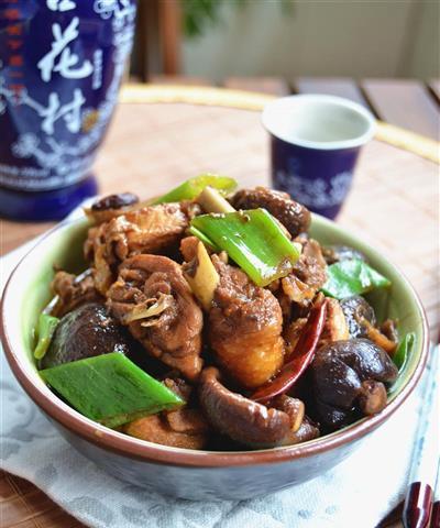 美食飨宴——野菇青酱炖饭（以新鲜野菇为主材，以青酱调味，炖出一道美味佳肴）-第3张图片-美味行家