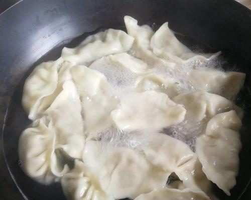 学会制作美味的香菇白菜猪肉饺子（家常饺子制作秘笈，一口一个满口香！）-第2张图片-美味行家