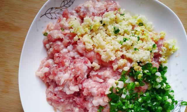 学会制作美味的香菇白菜猪肉饺子（家常饺子制作秘笈，一口一个满口香！）-第1张图片-美味行家