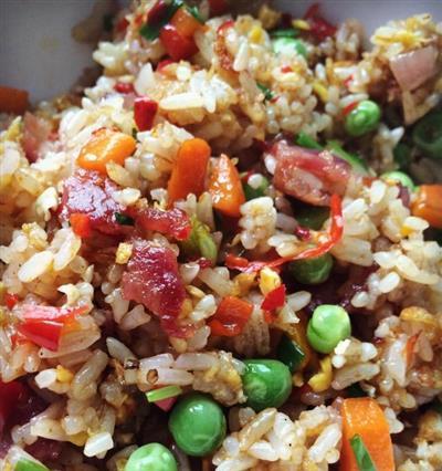 以香肠黄金鸡肉炒饭为主题的美食制作指南（口感丰富的香肠黄金鸡肉炒饭，让你瞬间爱上它）-第3张图片-美味行家