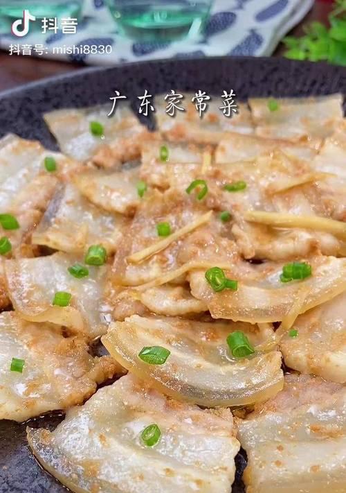 咸鱿蒸腩肉——一道美味的海鲜肉类结合菜品（尝鲜美食的绝佳选择）-第1张图片-美味行家