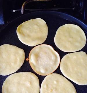 玉米面发饼的制作方法（轻松做出美味可口的玉米面发饼，享受美食的乐趣）-第1张图片-美味行家