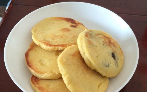 玉米面发饼的制作方法（轻松做出美味可口的玉米面发饼，享受美食的乐趣）-第3张图片-美味行家