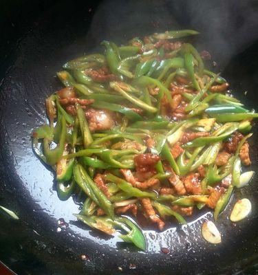 教你轻松制作美味的西红柿青椒炒肉（健康美食，家庭必备菜谱）-第3张图片-美味行家