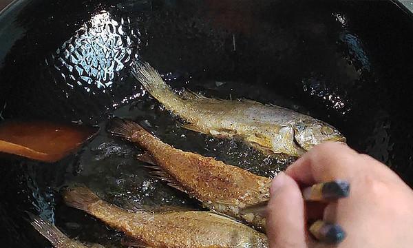 以酥煎小黄鱼+番茄酱的做法-美味易学（教你轻松做出外婆味道的小黄鱼和香浓的番茄酱）-第1张图片-美味行家