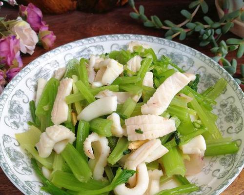 家常美食，以西芹溜鱿鱼肉片（用鲜嫩的鱿鱼肉片和爽脆的西芹搭配，做出一道简单又美味的菜品）-第2张图片-美味行家