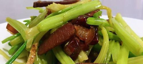 野芹菜炒腊肉，美味又健康（家常美食，野趣十足）-第1张图片-美味行家