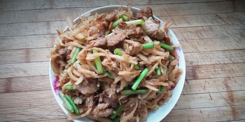 教你制作美味蒜蓉酱炒饼（以新鲜蒜和香菜为主要原料，制作口感松软的蒜蓉酱炒饼）-第2张图片-美味行家