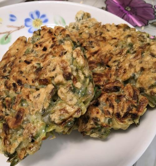 用香甜煎槐花饼传承美食文化（探寻槐花饼的制作方法及食用技巧）-第3张图片-美味行家