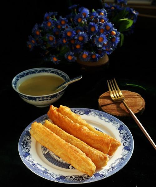 以蔬菜汁油条，健康美味又实惠（教你制作口感香脆的蔬菜汁油条）-第1张图片-美味行家