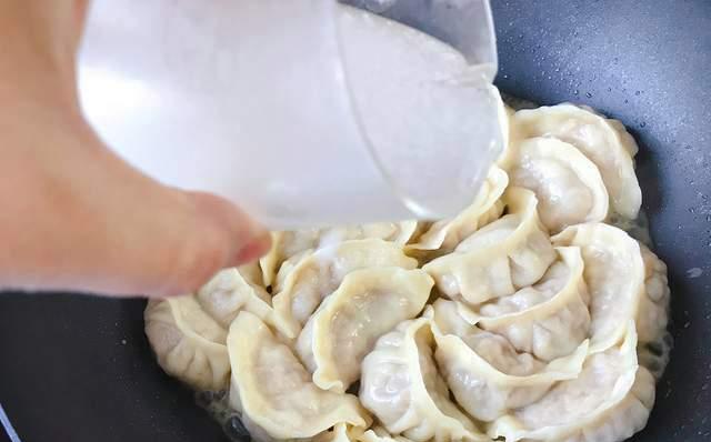 美味的肉馅煎饺制作全攻略（制作口感嫩滑、外脆内软的煎饺，关键在于这一步）-第3张图片-美味行家