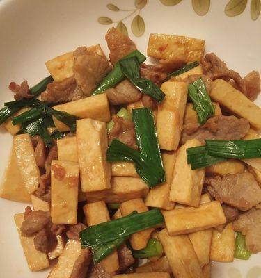 用素鸡炒出美味肉菜（健康食谱推荐，素鸡与肉的完美组合）-第3张图片-美味行家