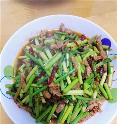 口感绝佳！学会以肉炒蒜台，让味蕾享受盛宴（传统美食制作技巧大揭秘，家庭厨房也能轻松做出美味佳肴）-第2张图片-美味行家