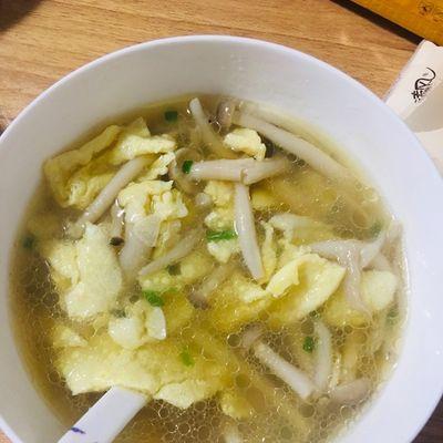 以蟹味菇杂蔬汤为主的营养汤品（健康饮食，享受美味的同时保健养生）-第1张图片-美味行家