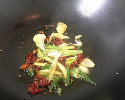 香辣芹菜炒虾仁的做法（在家轻松制作美味的香辣芹菜炒虾仁）-第2张图片-美味行家