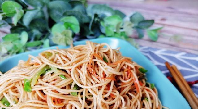 健康美味，以素炒挂面为你带来绝佳口感（尝鲜素食，挂面翻新大作战）-第2张图片-美味行家