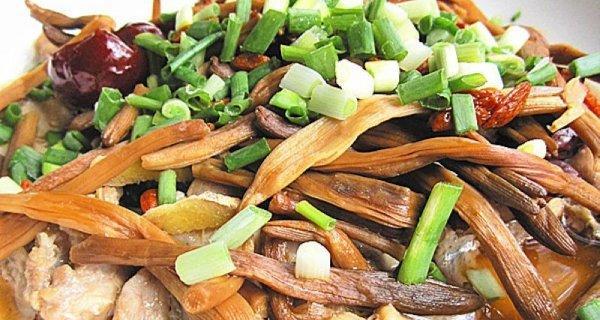 教你如何制作美味的肉丝黄花菜（掌握关键步骤，做出香气扑鼻的佳肴）-第2张图片-美味行家