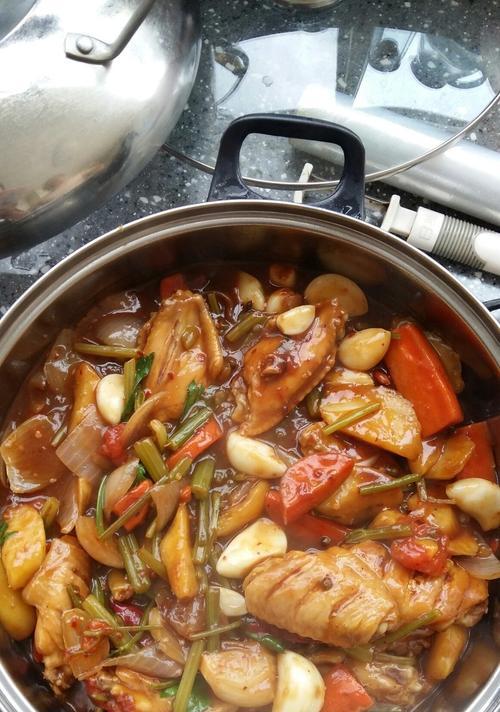 三鲜焖锅的制作方法（美味可口的家庭料理）-第1张图片-美味行家