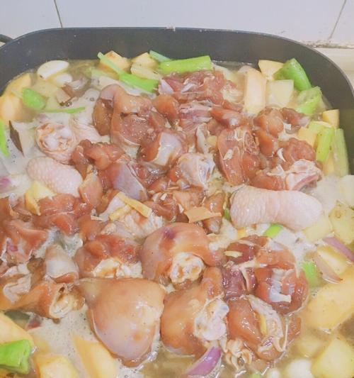 三鲜焖锅的制作方法（美味可口的家庭料理）-第2张图片-美味行家