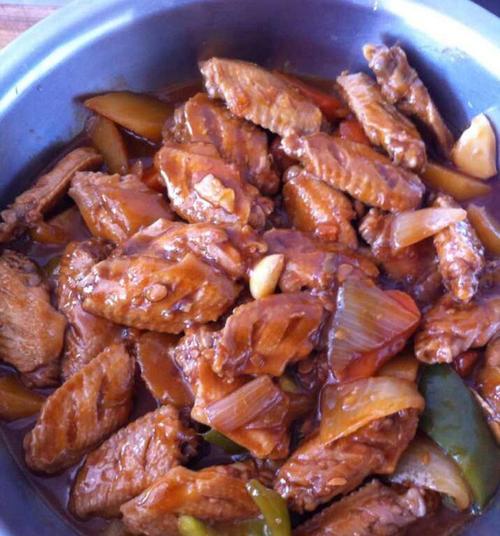 三鲜焖锅的制作方法（美味可口的家庭料理）-第3张图片-美味行家