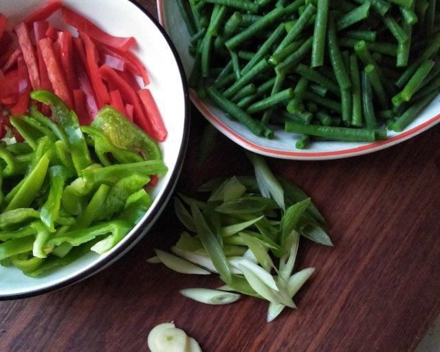 美味家常菜——蒜香豆角花（传统口味的简单做法，让你轻松成为家庭大厨）-第2张图片-美味行家