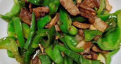 五花腩肉炒青椒，口感极佳的家常美食（一步步教你如何炒出香气扑鼻的五花腩肉炒青椒）-第1张图片-美味行家