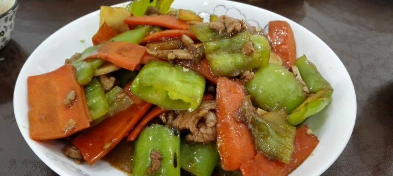 五花腩肉炒青椒，口感极佳的家常美食（一步步教你如何炒出香气扑鼻的五花腩肉炒青椒）-第3张图片-美味行家