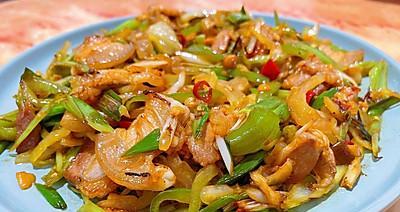 五花腩肉炒青椒，口感极佳的家常美食（一步步教你如何炒出香气扑鼻的五花腩肉炒青椒）-第2张图片-美味行家