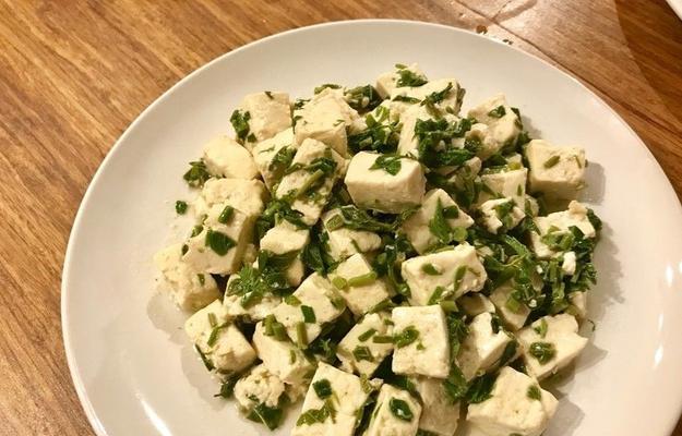 以香椿芽拌豆腐，营养美味双丰收（融合清新口感的素食佳肴，健康生活从饮食开始）-第2张图片-美味行家