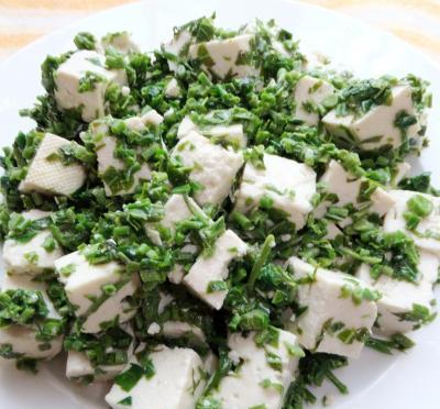 以香椿芽拌豆腐，营养美味双丰收（融合清新口感的素食佳肴，健康生活从饮食开始）-第1张图片-美味行家