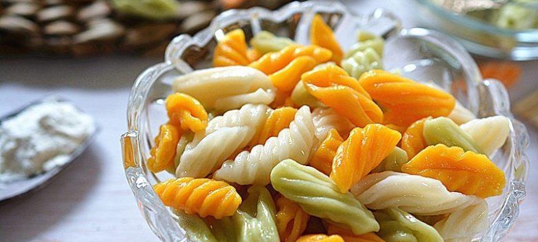 双色烩麻食，美味与艺术的完美结合（传统美食妙手制作，品尝不同的口感与颜色）-第1张图片-美味行家