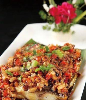 用香辣饱盐鱼烹制美食佳肴（传统佳肴的味道，体验五味俱全）-第1张图片-美味行家