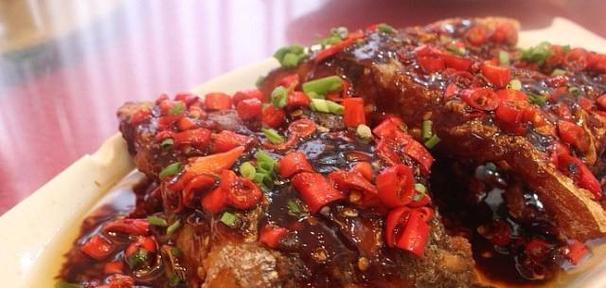 用香辣饱盐鱼烹制美食佳肴（传统佳肴的味道，体验五味俱全）-第3张图片-美味行家