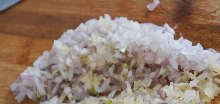 五花肉炒胡萝卜的做法详解（美味又养生，家常菜新选择）-第2张图片-美味行家