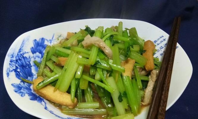 肉丝炝香芹的做法（让你轻松掌握家常美食）-第2张图片-美味行家