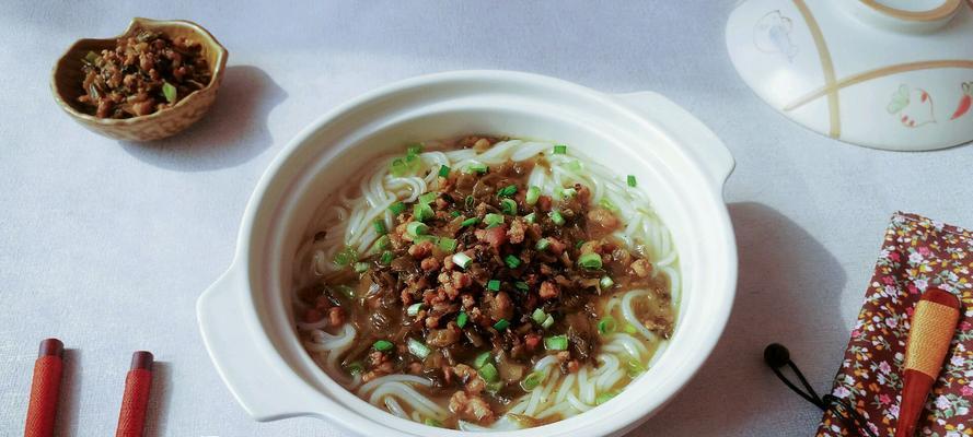 酸菜肉丝米粉汤的做法大全（原汁原味的家常美食，让你品尝家乡的味道）-第1张图片-美味行家