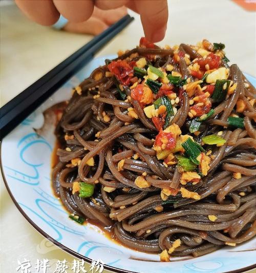 酸辣蕨根粉拌黄瓜丝的美味做法（用蕨根粉和黄瓜做出口感爽脆的清凉小食）-第1张图片-美味行家