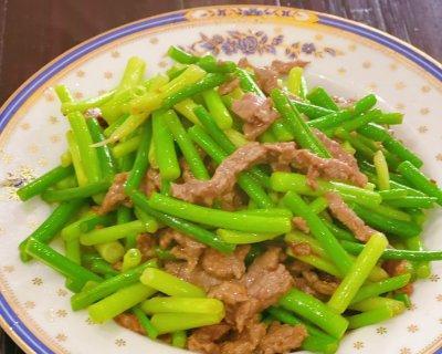 蒜薹炒牛肉丝，营养美味又容易上手（学会这道菜，让你轻松搞定晚餐）-第2张图片-美味行家