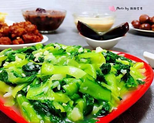 教你做口感鲜美的蒜蓉小白菜（清爽可口的家常菜，带来健康味蕾享受）-第1张图片-美味行家