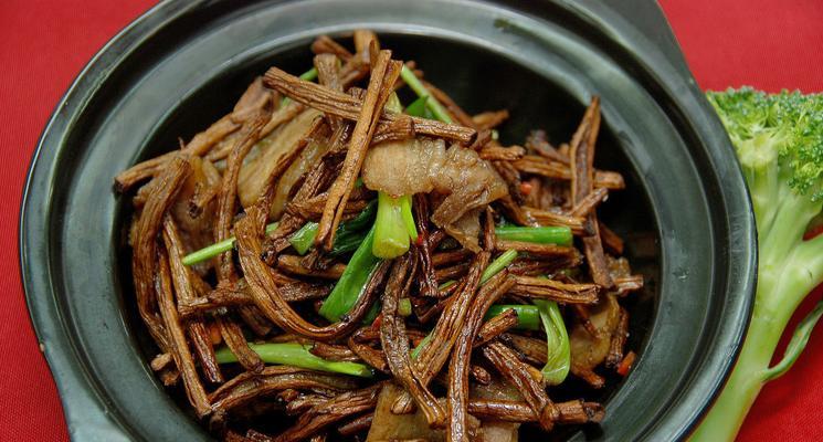 茶树菇炒瘦肉，美味又健康（做法简单，营养丰富，茶树菇的好处不容错过）-第2张图片-美味行家