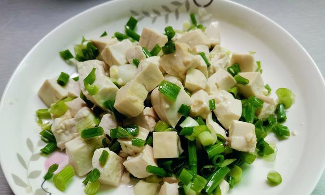 用咸鸭蛋拌豆腐，轻松制作美味佳肴（一道简单又营养的家常菜，让你品尝到豆腐的多种口感）-第1张图片-美味行家