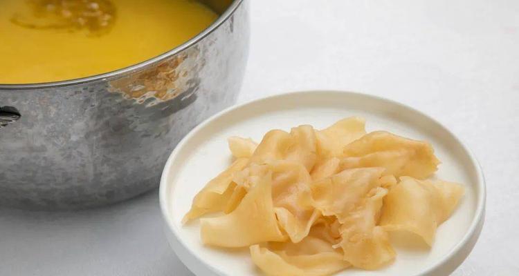 松茸新西兰花胶汤的家常制作方法（以松茸、新西兰花和胶汤为主要食材，汤味鲜美，营养丰富）-第2张图片-美味行家