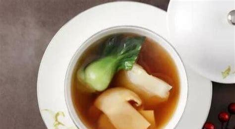 松茸新西兰花胶汤的家常制作方法（以松茸、新西兰花和胶汤为主要食材，汤味鲜美，营养丰富）-第3张图片-美味行家