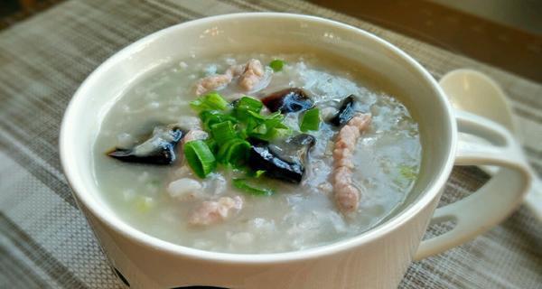 私房皮蛋瘦肉粥的做法（新鲜美味，家常美食让你爱不释手）-第3张图片-美味行家