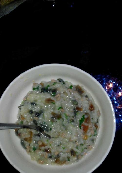私房皮蛋瘦肉粥的做法（新鲜美味，家常美食让你爱不释手）-第2张图片-美味行家